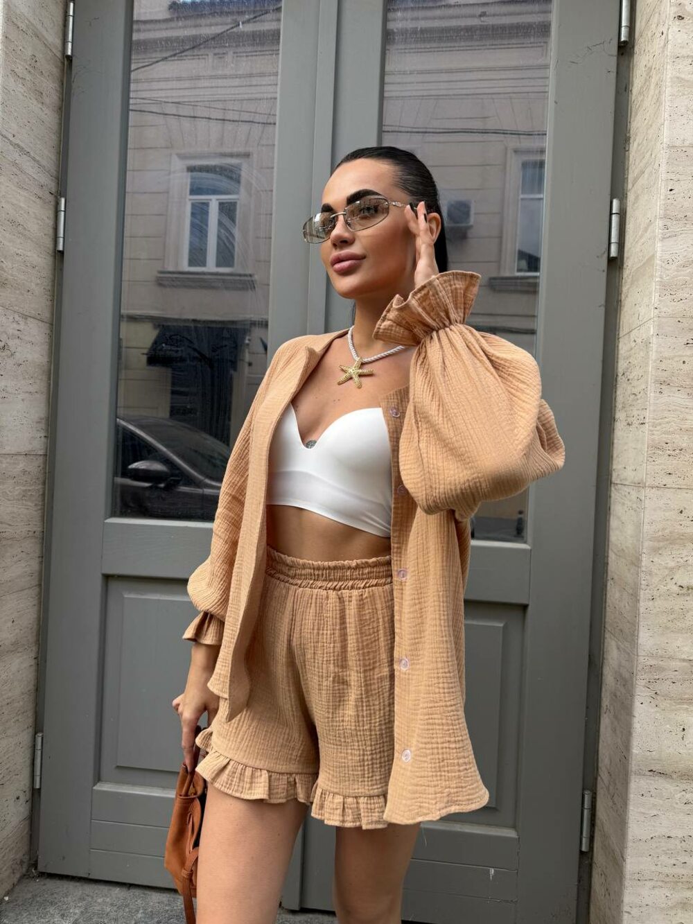 Костюм двійка складається з сорочки та шорт, колір кемел