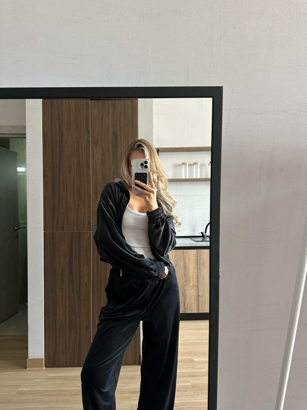 Костюм двійка складається з худі та штанів, колір чорний