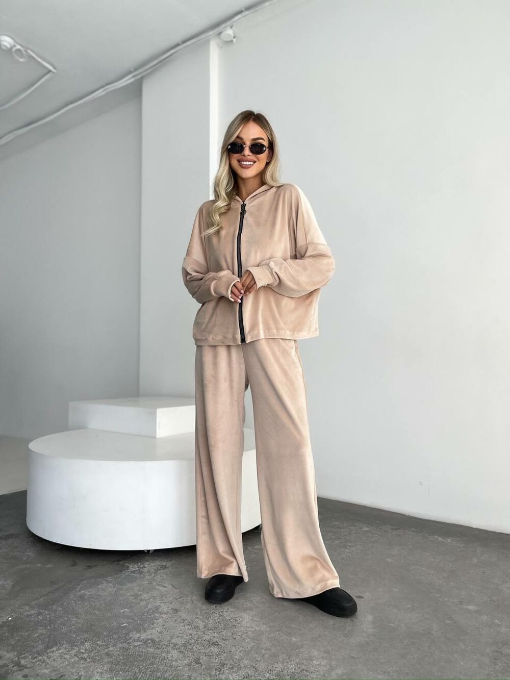 Костюм складається з кофти оверсайз і штанів на високій посадці, колір бежевий