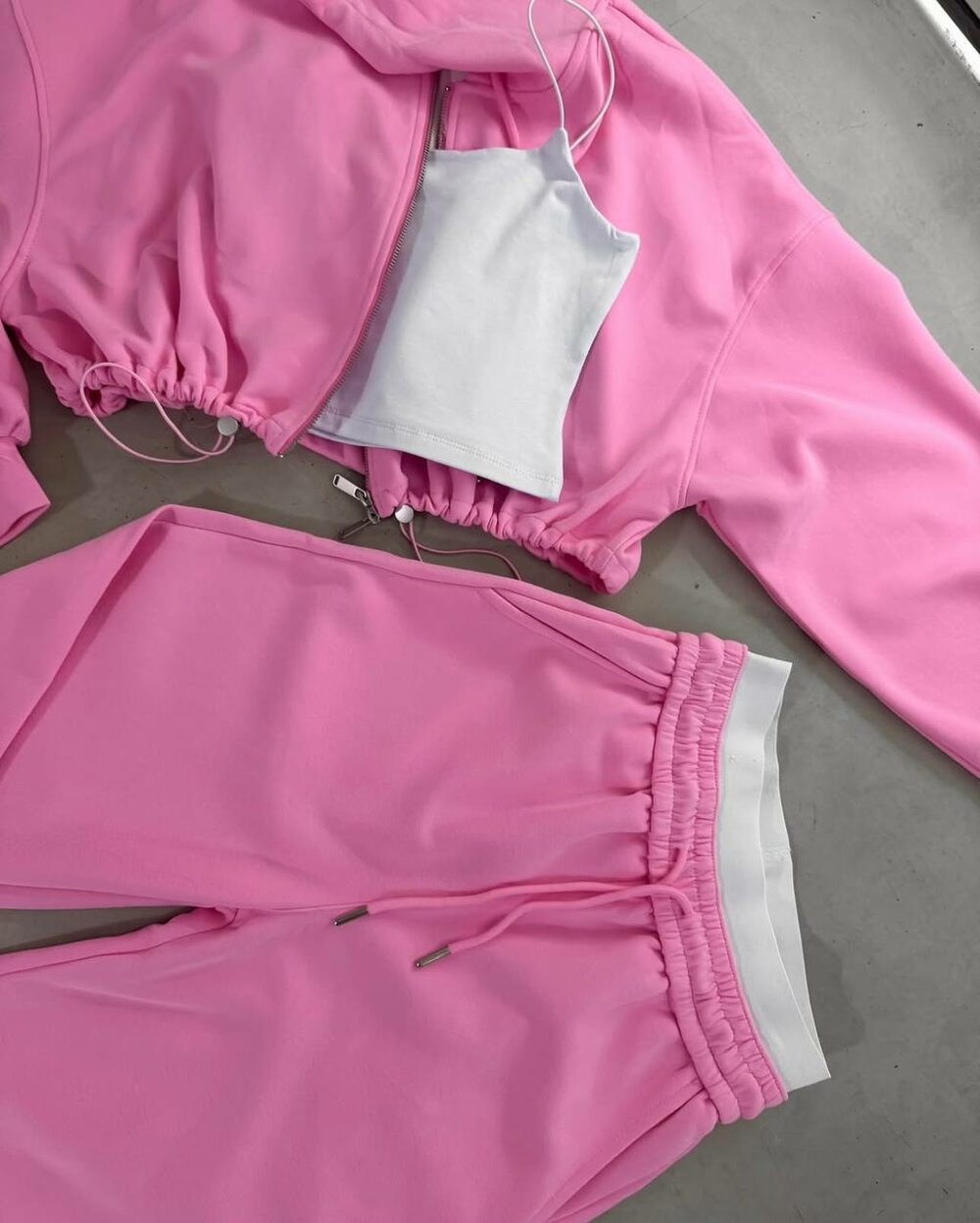 Костюм трійка складається з штанів, кофти та топа, колір барбі.