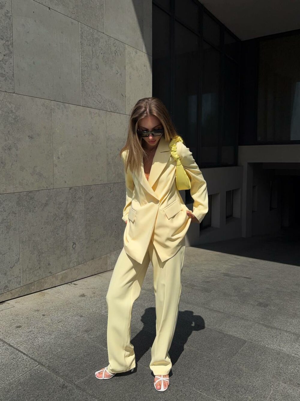 Костюм двійка складається з піджака та штанів, колір жовтий