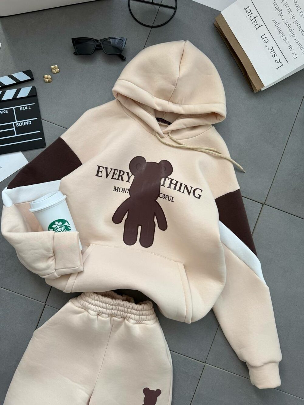 Костюм на флісі з оригінальним принтом, колір бежевий