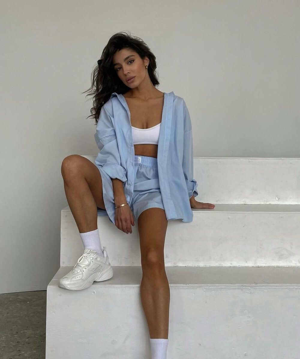 Костюм состоит из шорт и рубашки, цвет голубой