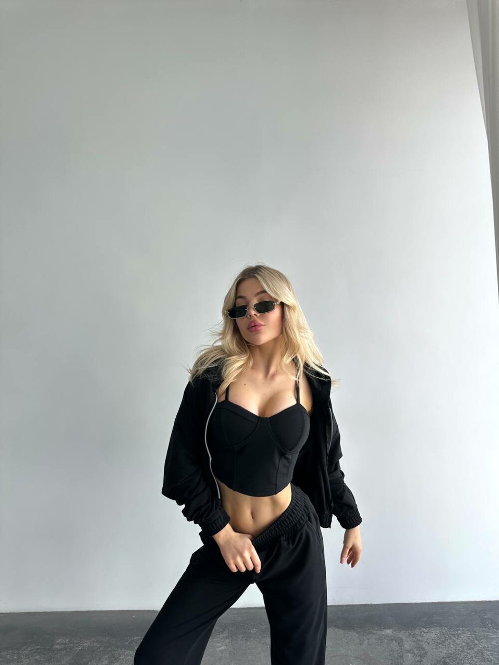 Костюм трійка складається з худорлявої, штанів і топа, колір чорний