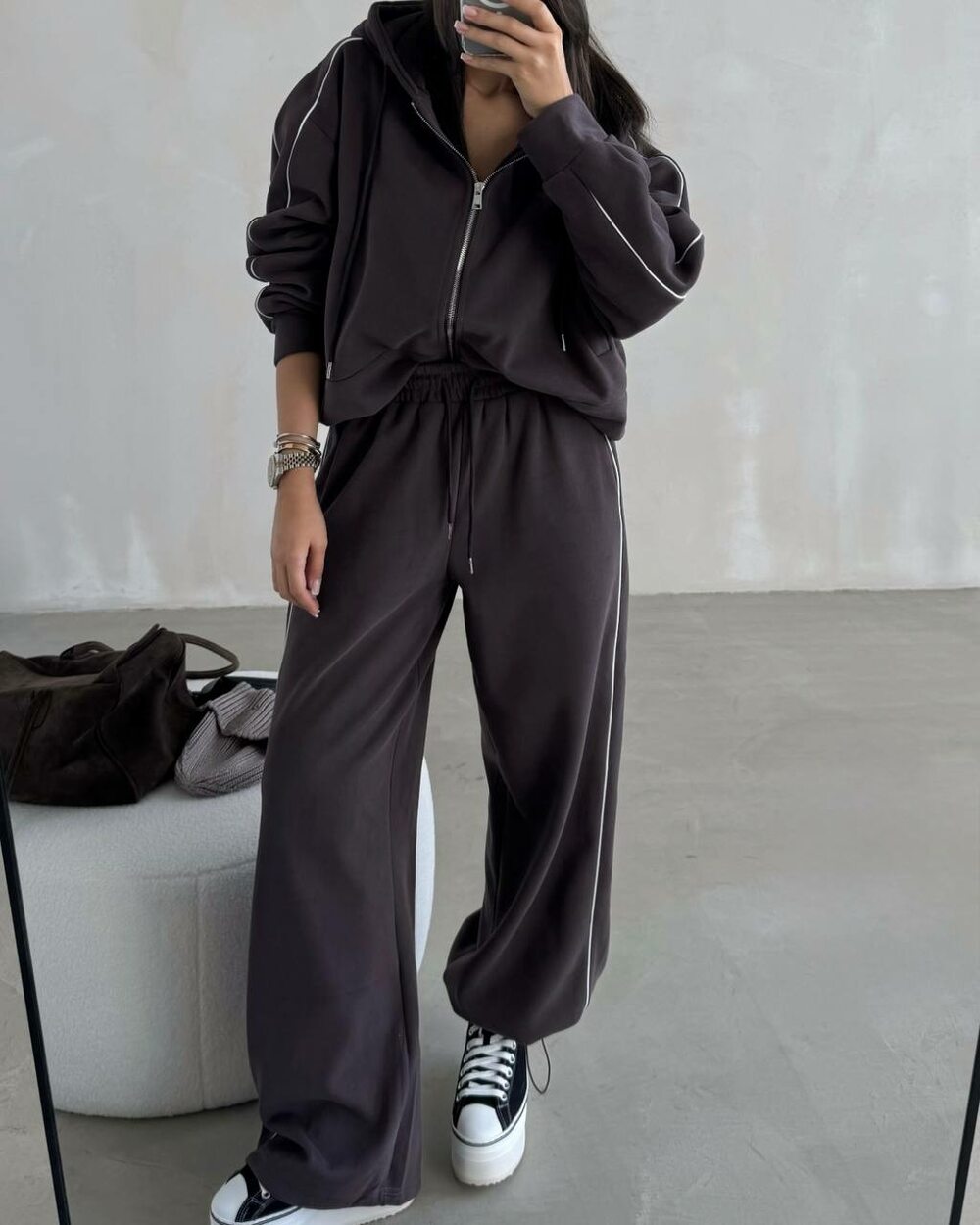 Костюм на флісі складається з кофти та штанів, колір шоколад.