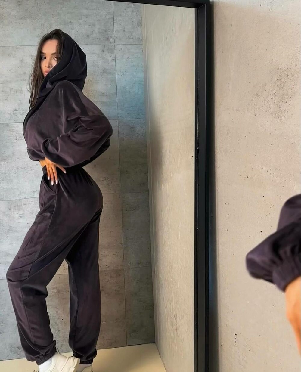 Костюм складається з укороченого худорлявого і джогерів, колір чорний