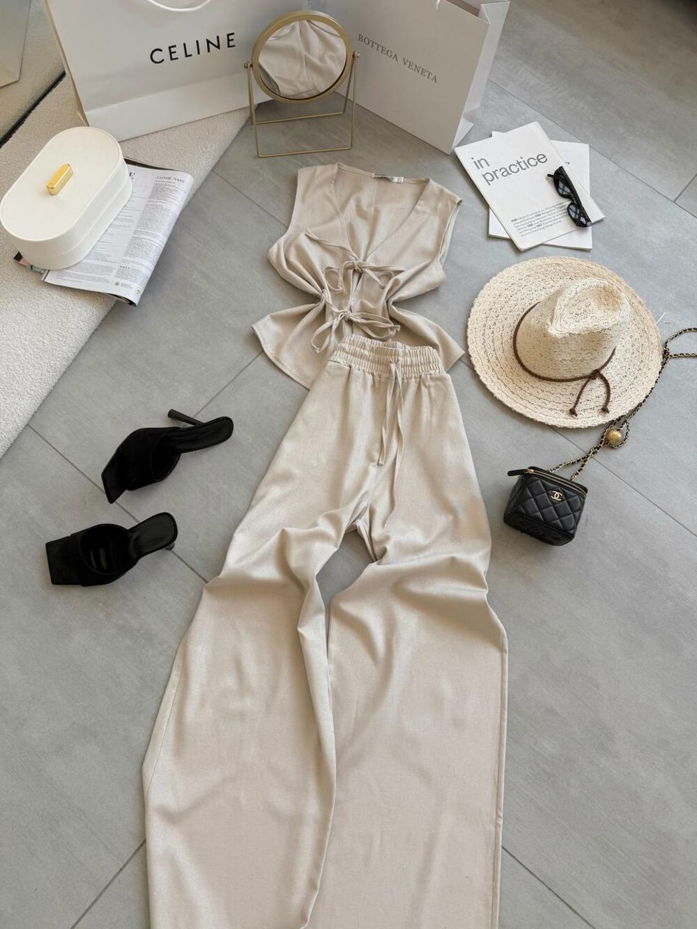 Костюм складається з жилета та штанів, колір бежевий.