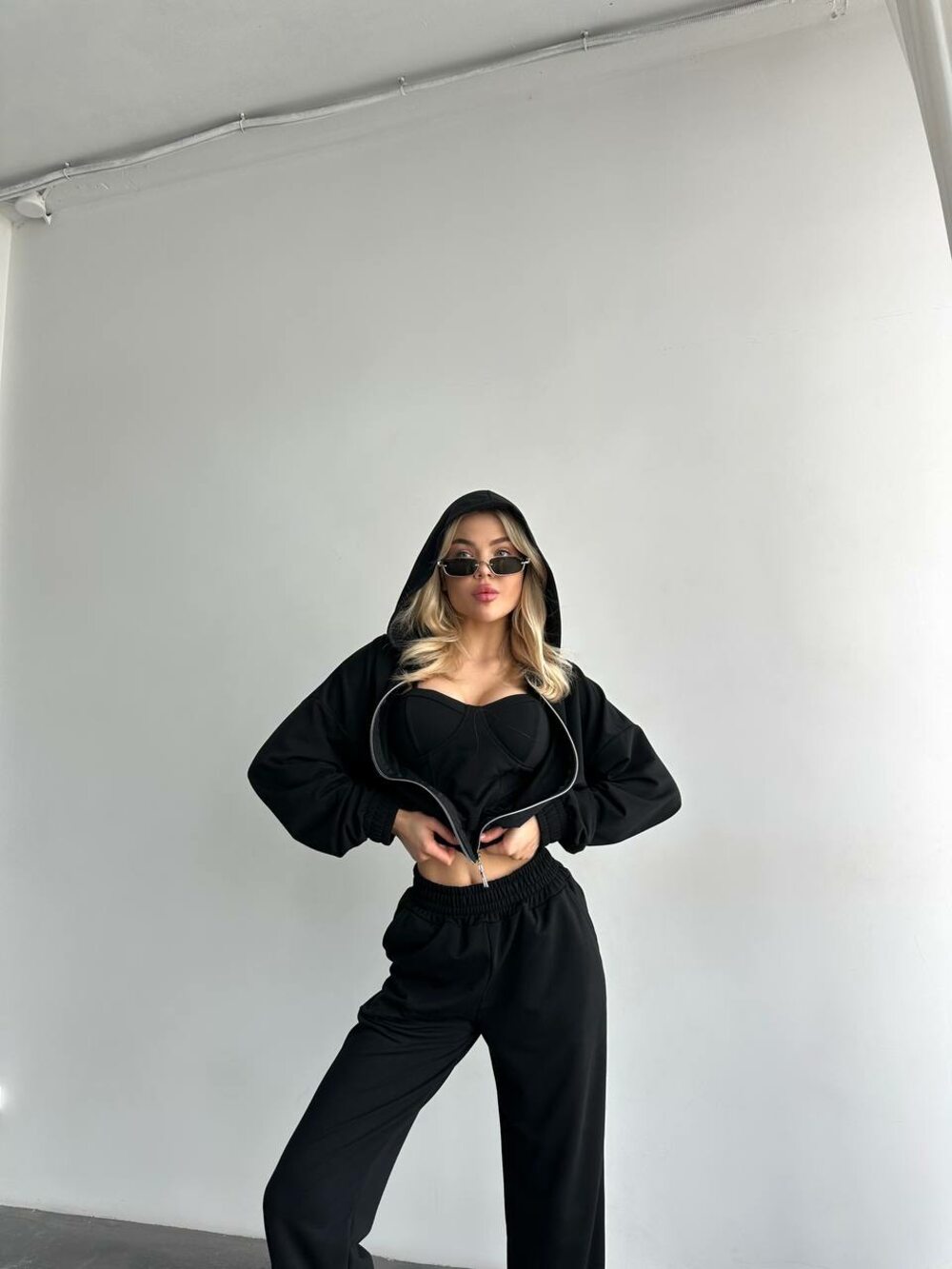 Костюм трійка складається з худорлявої, штанів і топа, колір чорний