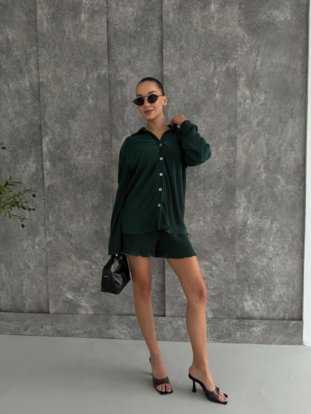 Костюм двійка складається з сорочки та шорт, колір смарагд