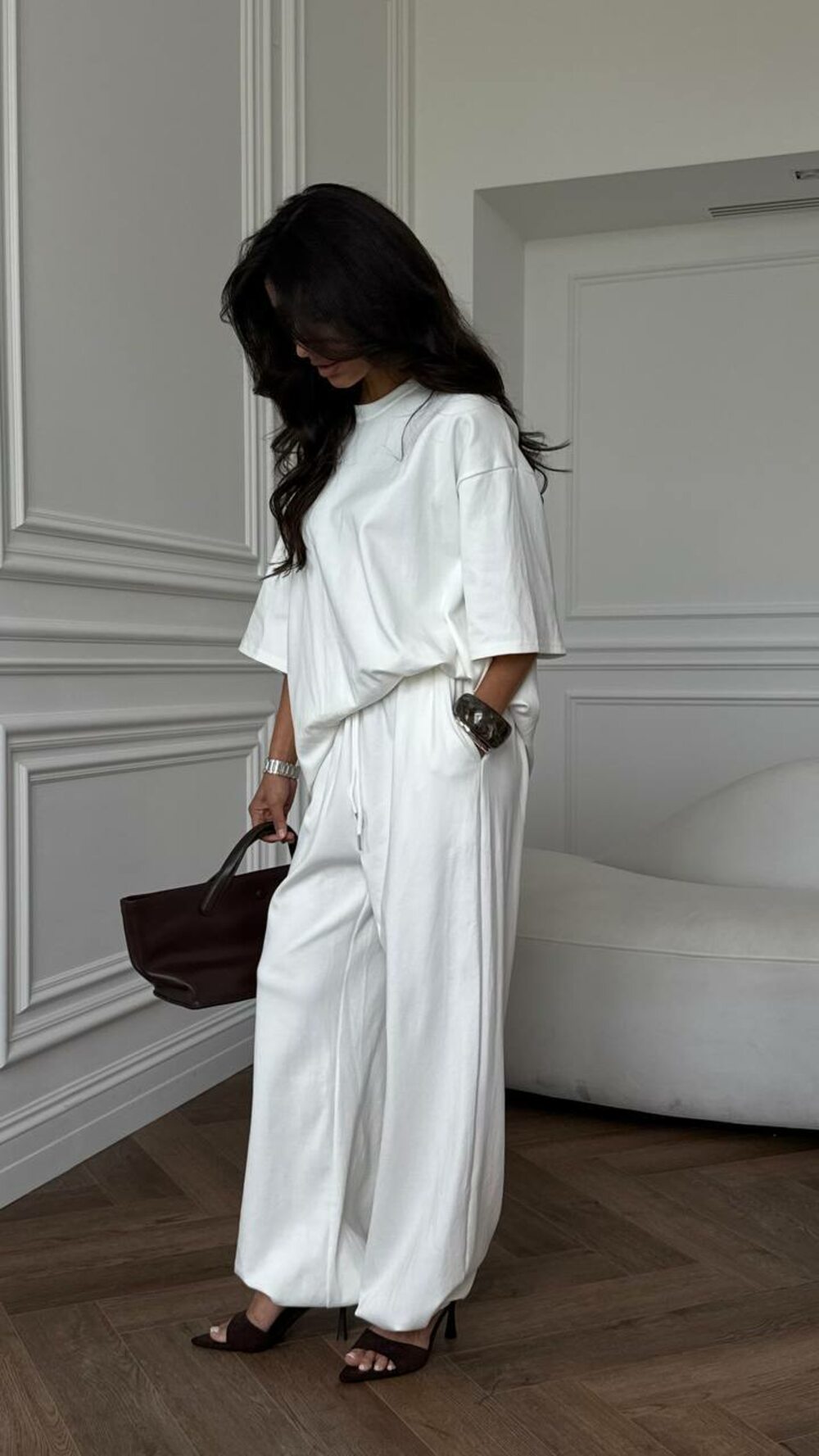 Косюм двійка складається з штанів та футболки, колір білий