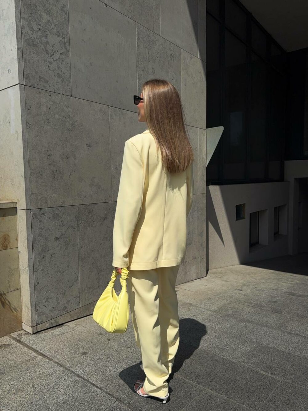 Костюм двійка складається з піджака та штанів, колір жовтий