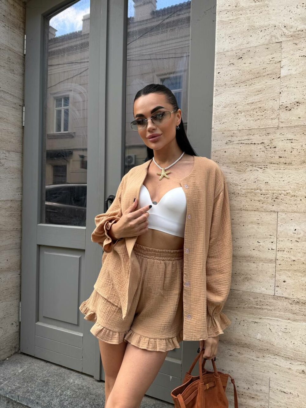 Костюм двійка складається з сорочки та шорт, колір кемел