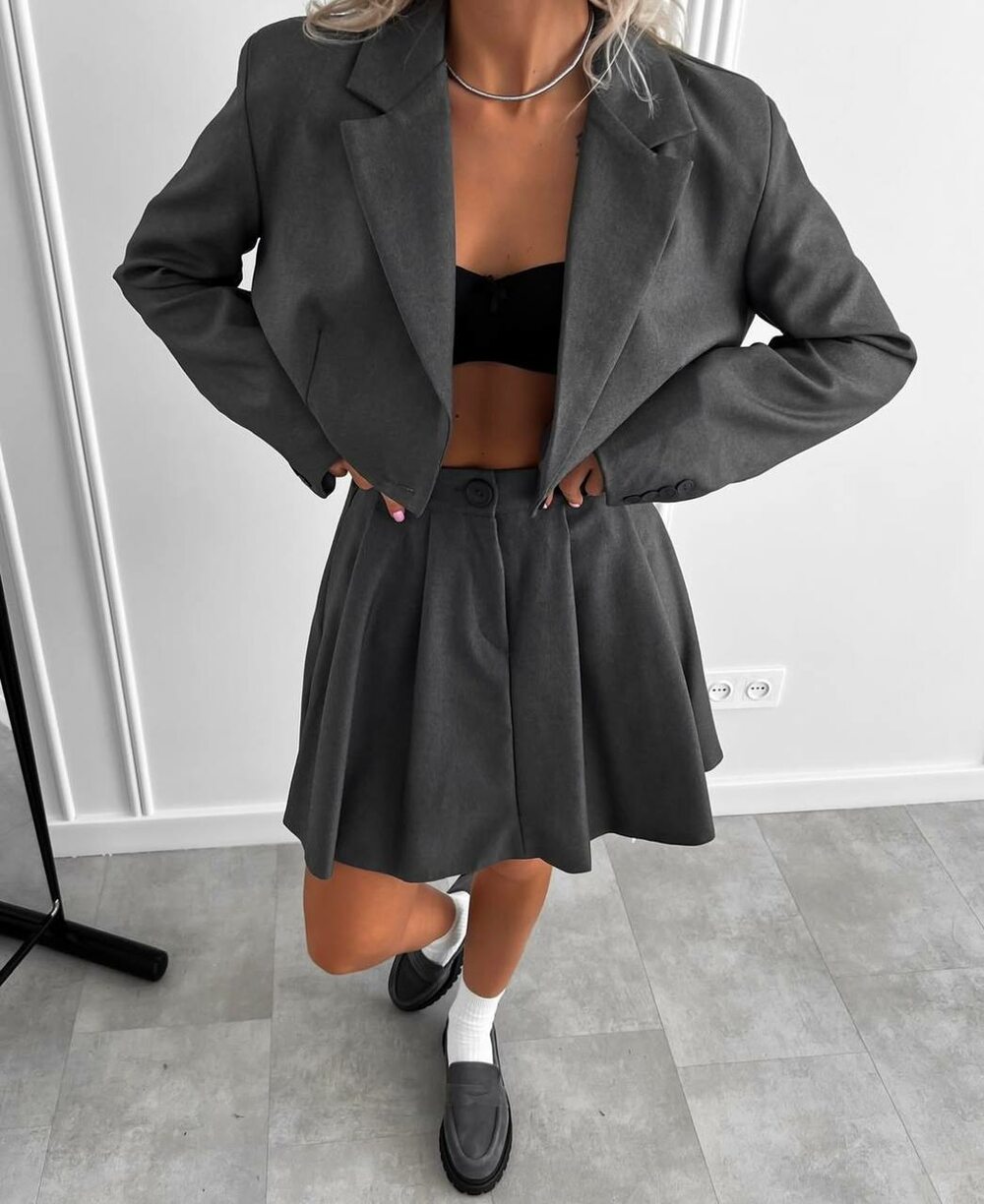 Костюм состоит из юбки и укороченного пиджака, цвет графит