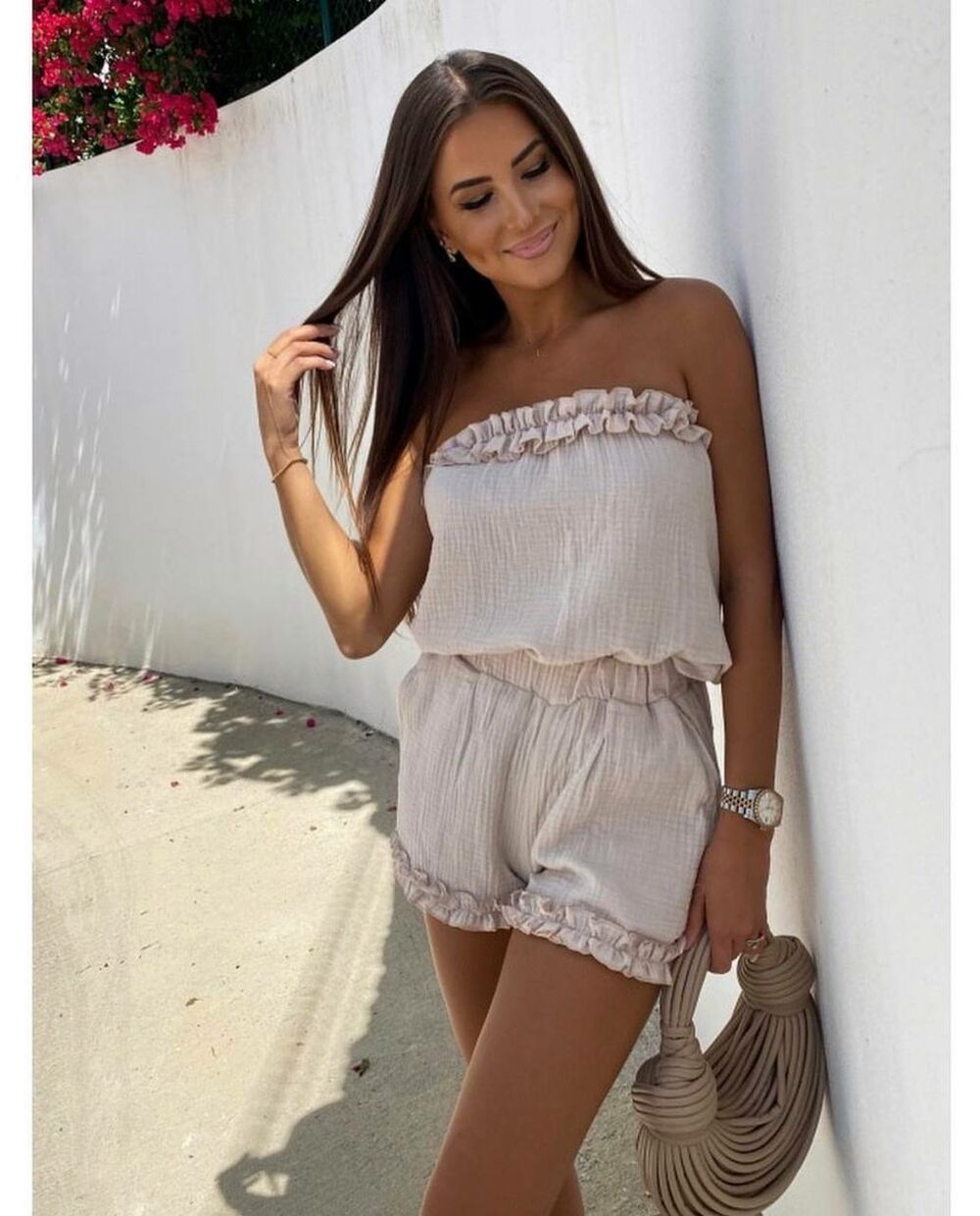 Костюм складається з топу та шорт, колір бежевий
