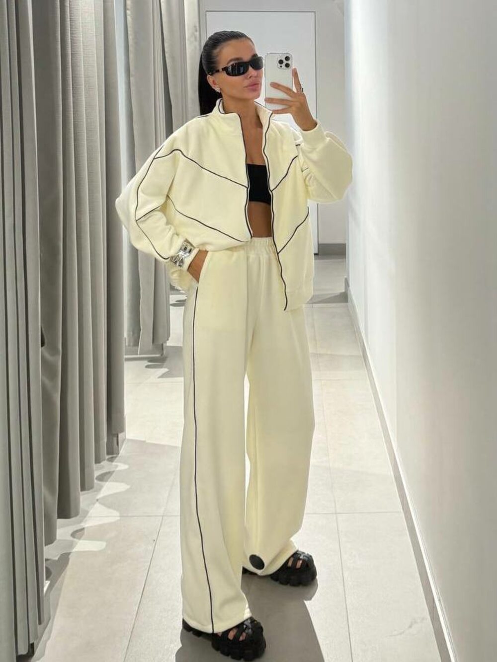 Костюм на флісі складається з кофти та штанів вільного крою, колір молочний