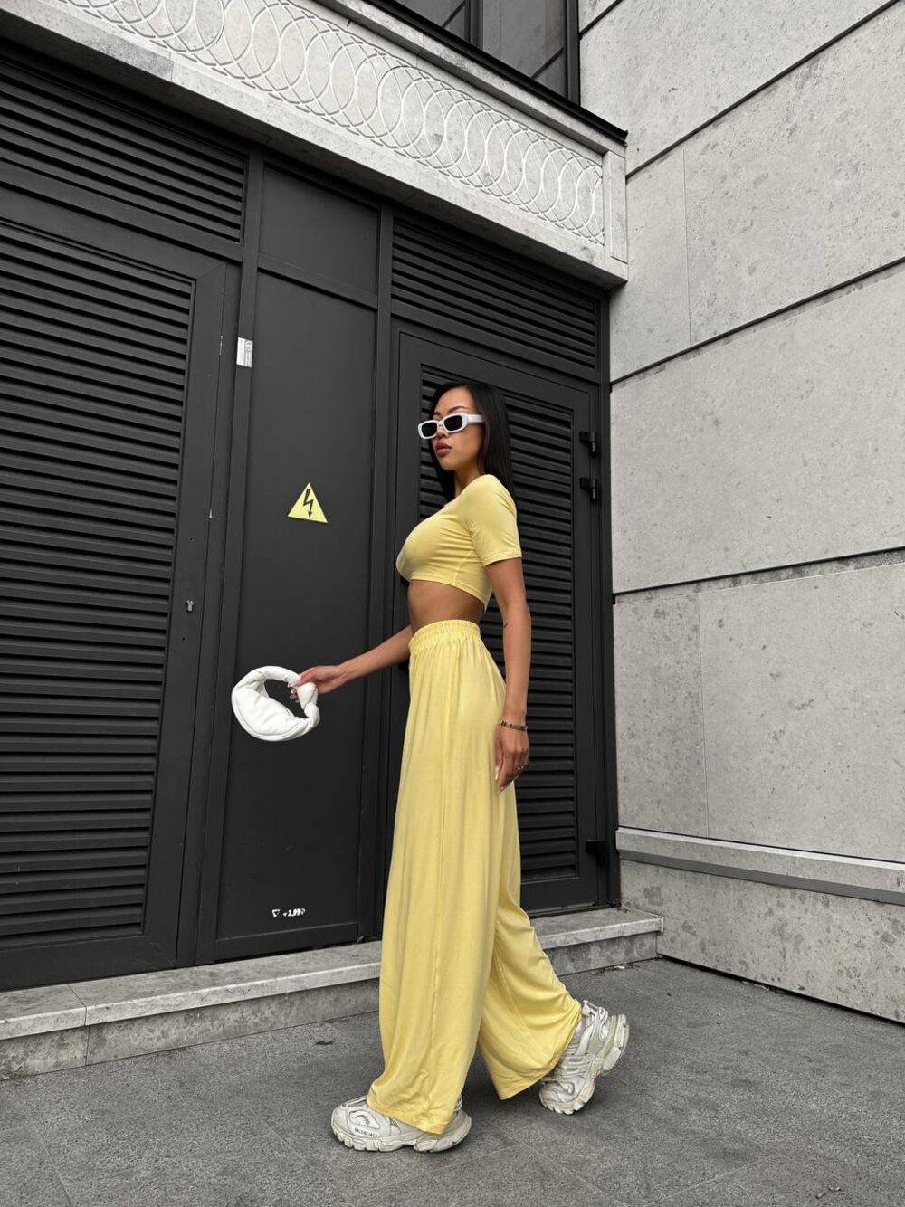 Костюм состоит из укороченного топа и брюк, цвет желтый