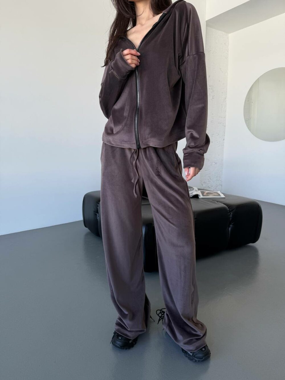 Костюм складається з кофти оверсайз і штанів на високій посадці, колір шоколад