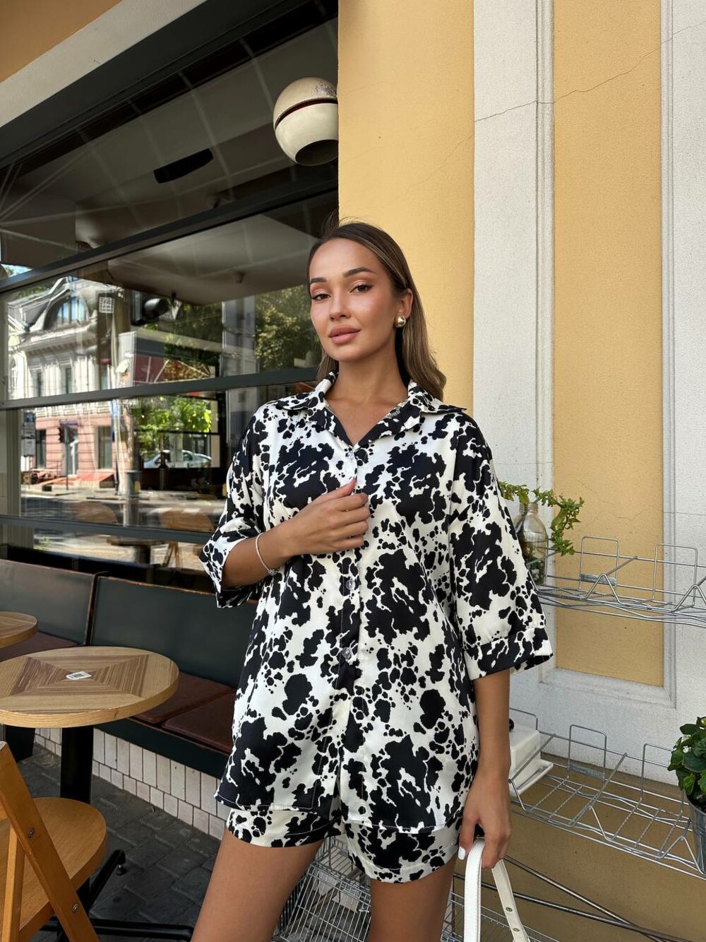 Костюм двійка складається з сорочки та шорт, колір чорний