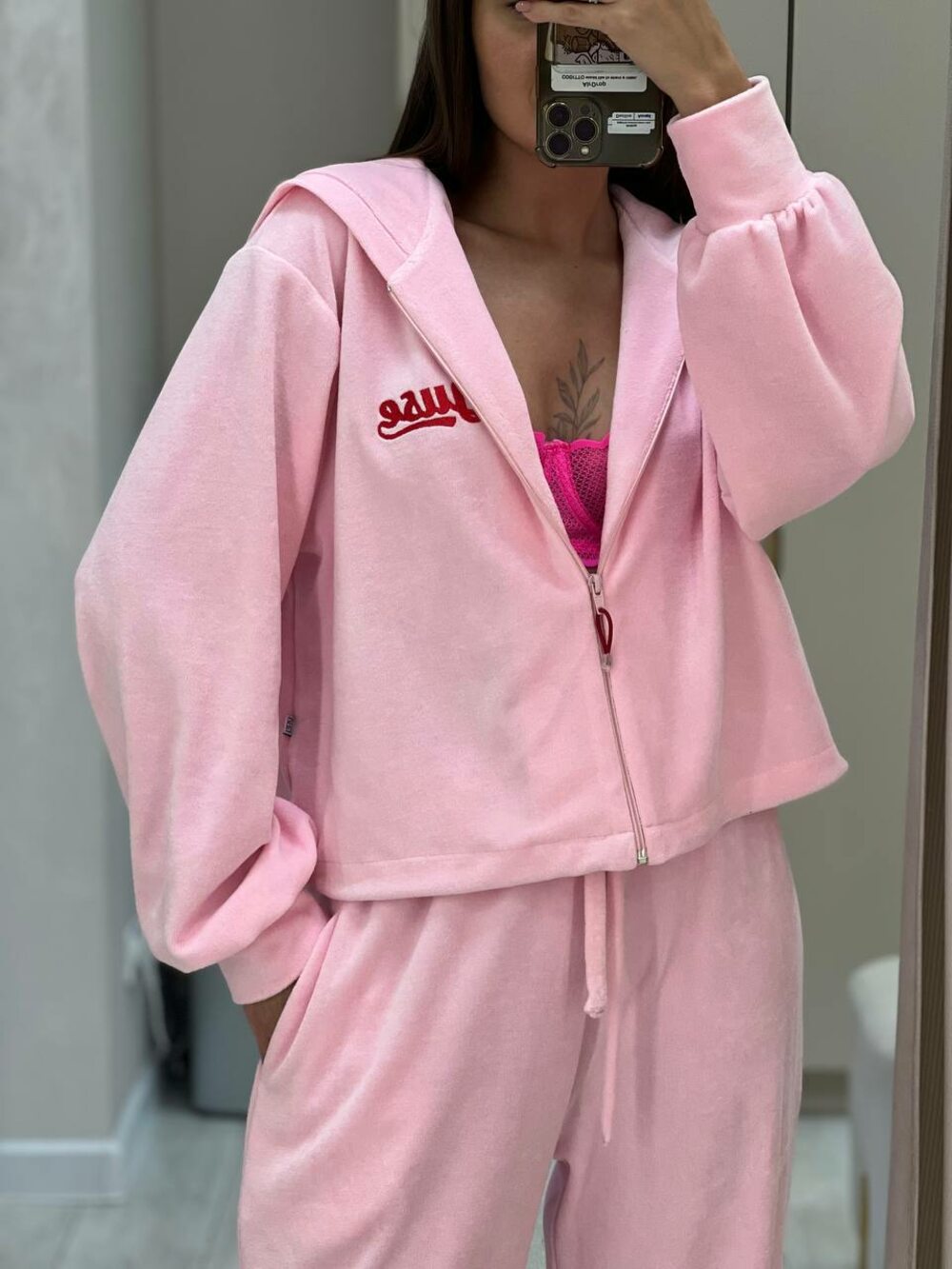 Велюровий клстюм з вишивкою, колір рожевий