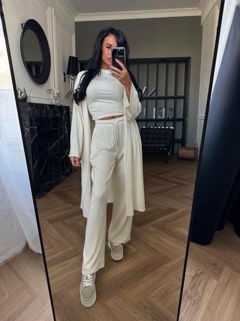 Костюм трійка складається з кардигану, брюе та топу, колір айворі.