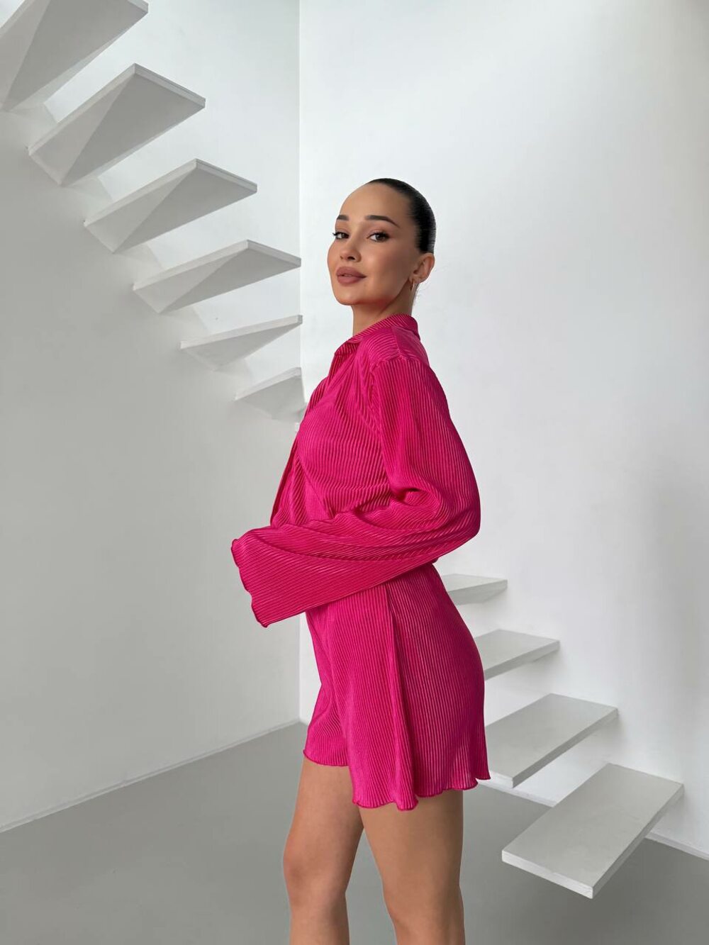 Костюм двійка складається з сорочки та шорт, колір малиновий