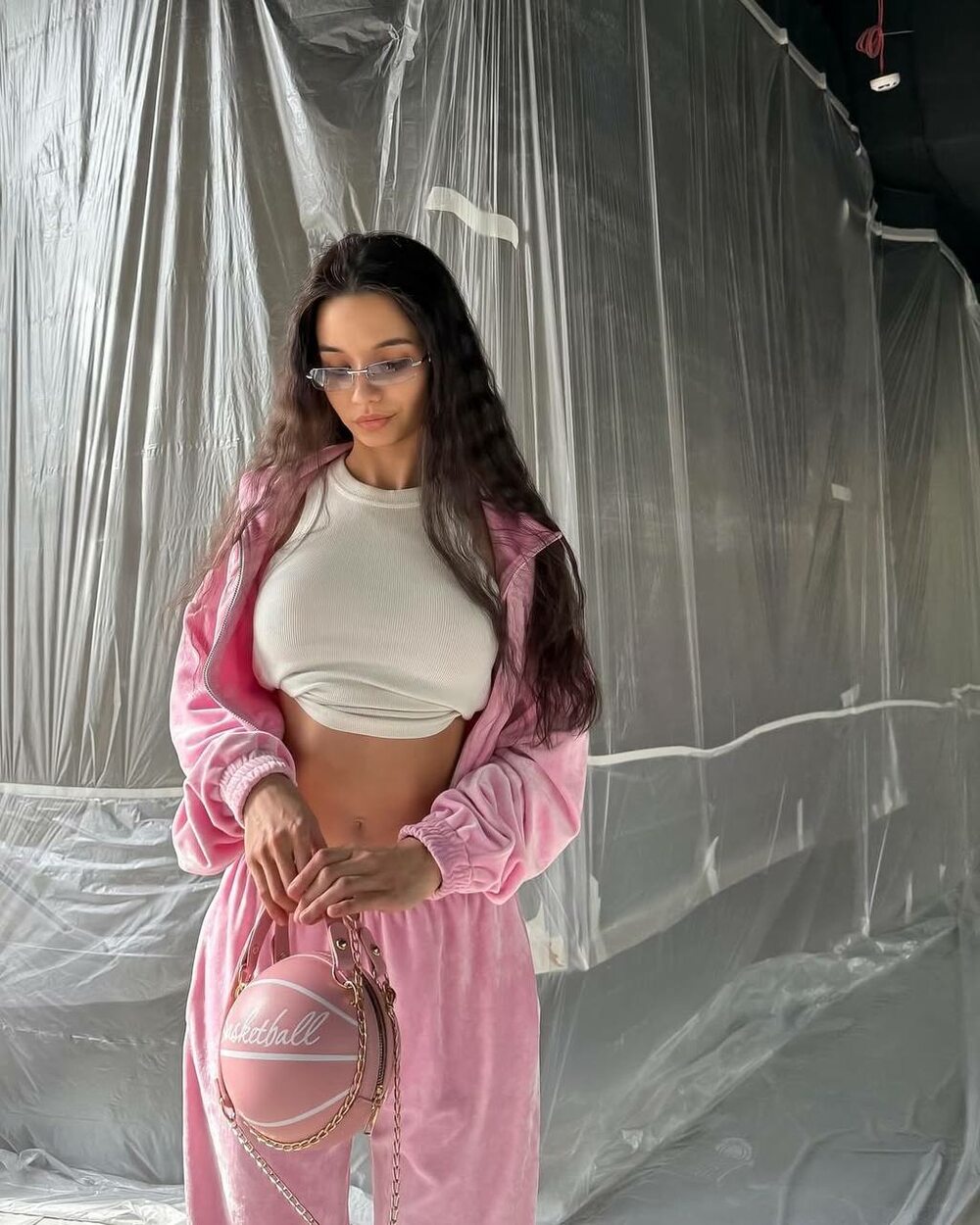 Велюролвый костюм с вышивкой, цвет розовый