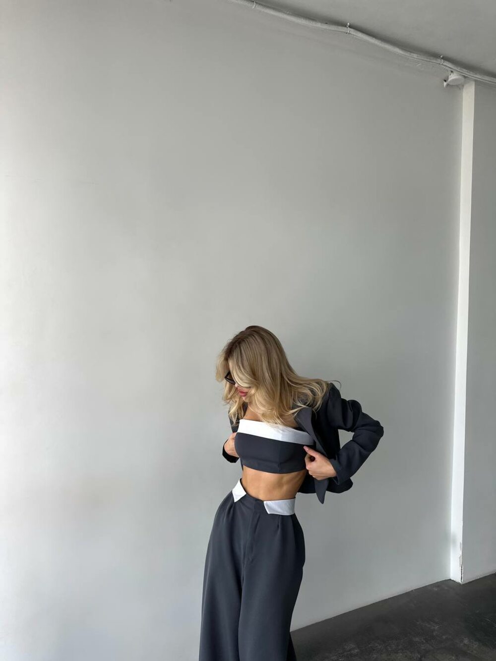 Костюм тройка с топом графит