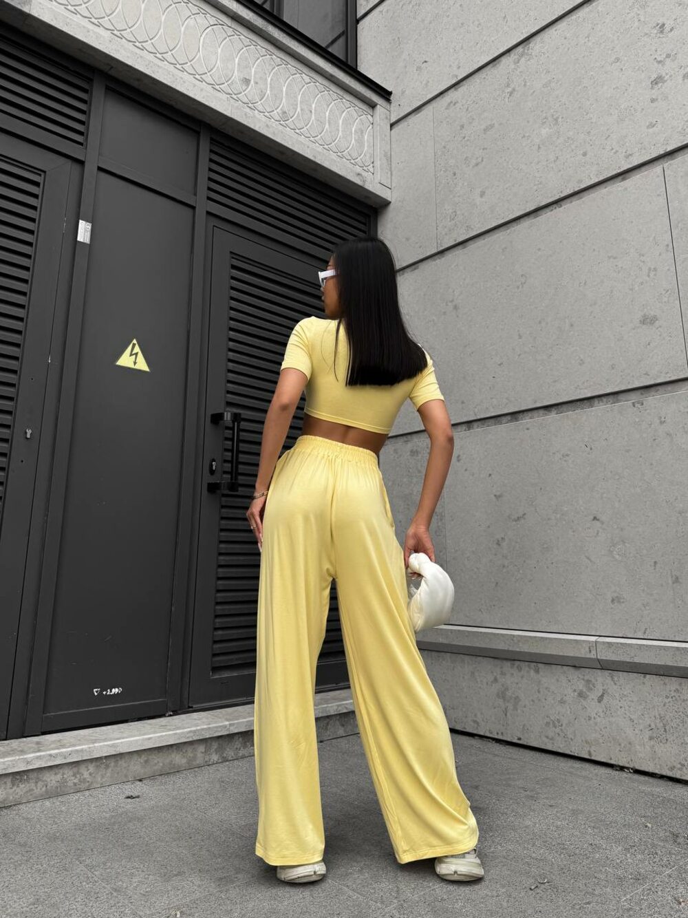 Костюм состоит из укороченного топа и брюк, цвет желтый