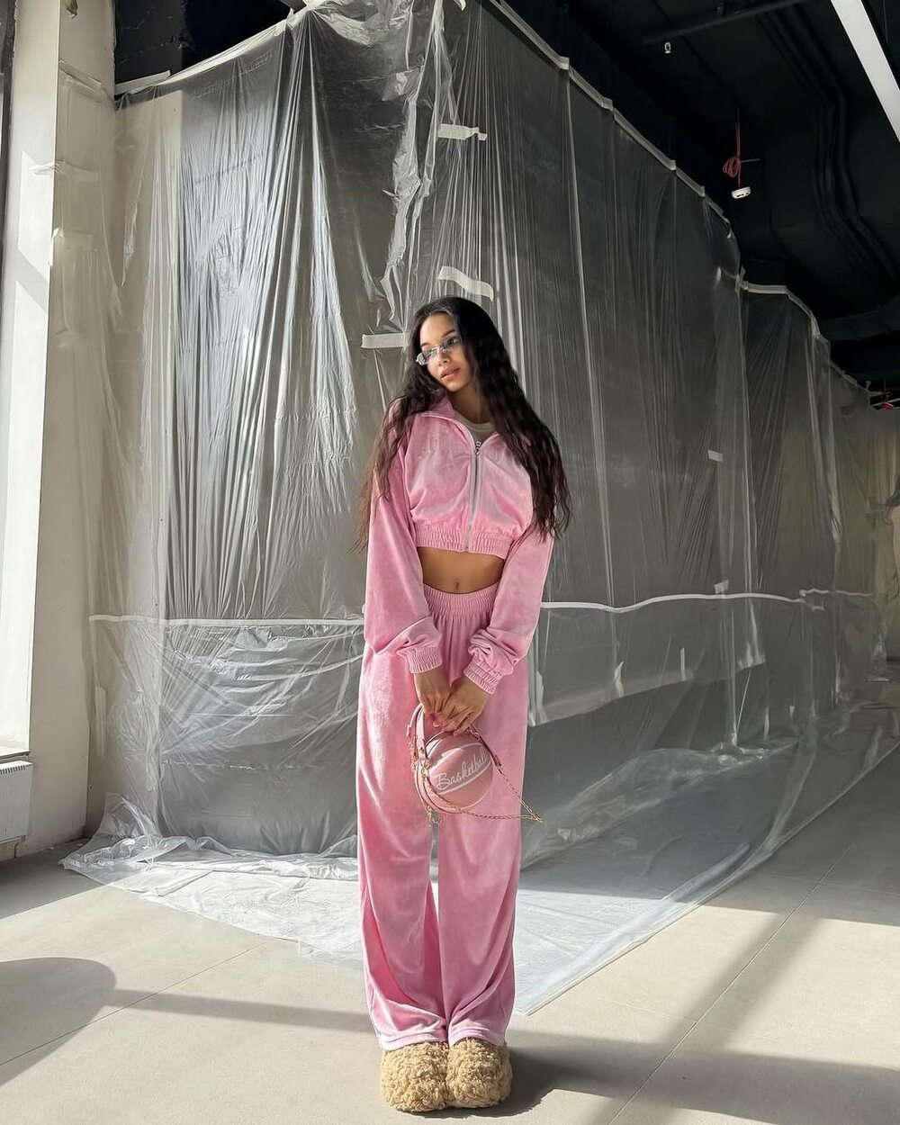 Велюролвый костюм с вышивкой, цвет розовый