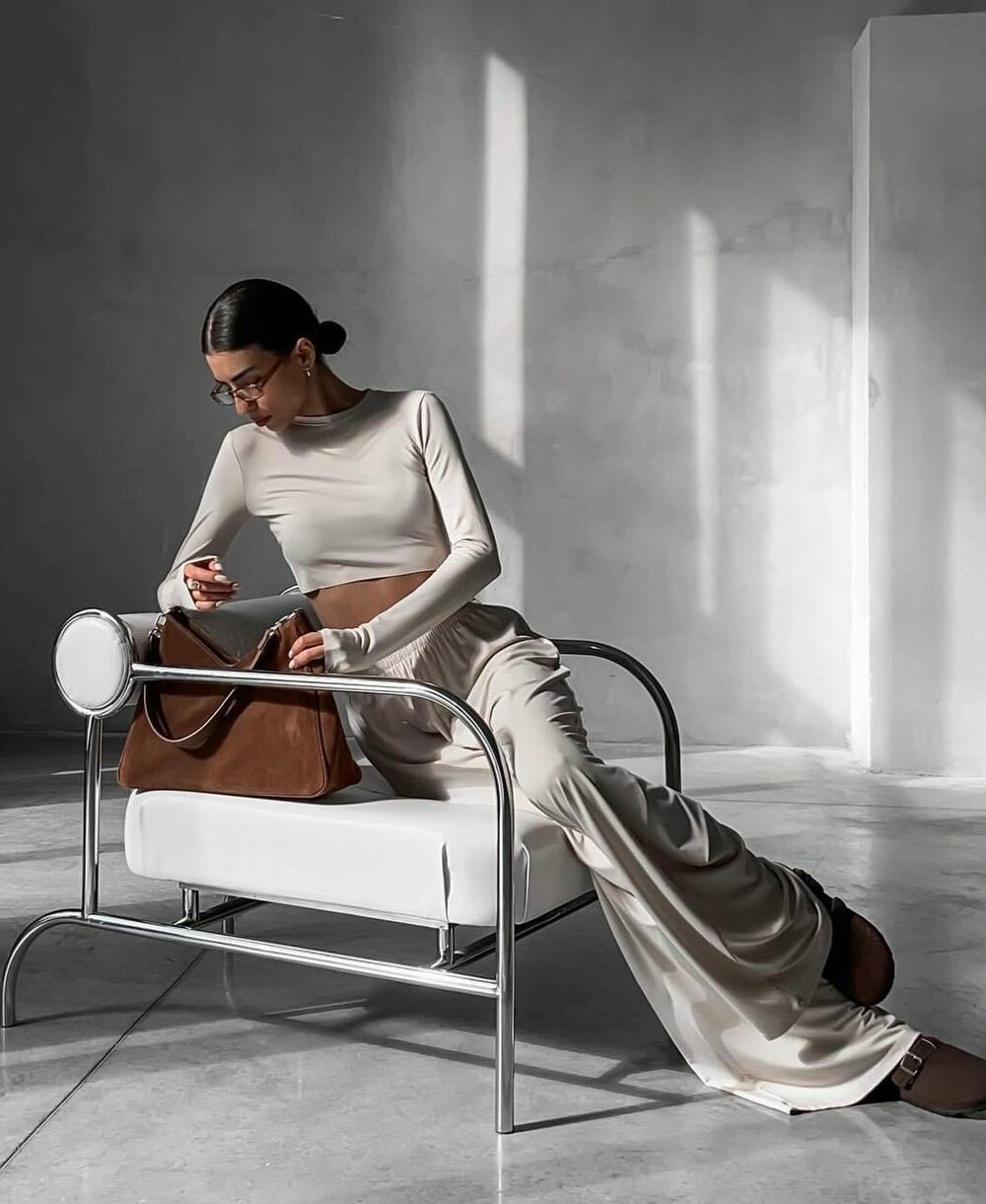 Костюм двійка з ідеальною посадкою, укорочена кофточка підкреслює фігуру, штани вільного крою на високій посадці. Колір бежевий.