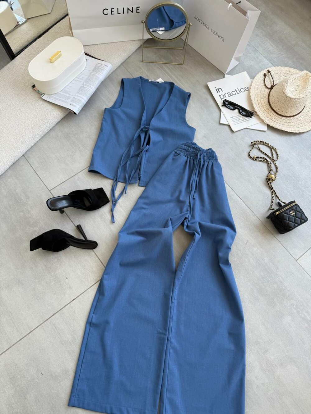 Костюм складається з жилета та штанів, колір джинс.