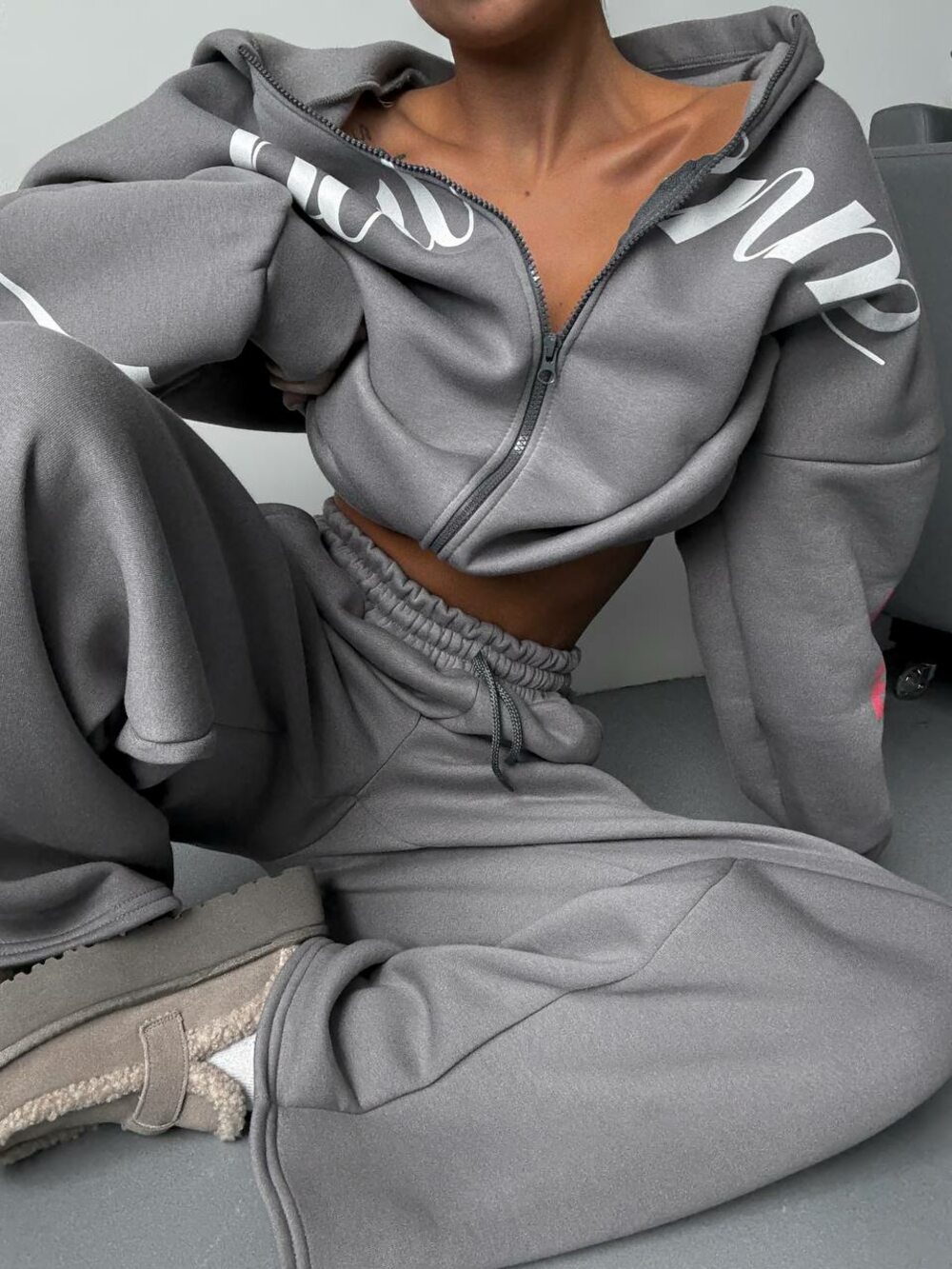 Костюм на флісі складається з кофти та штанів, колір сірий