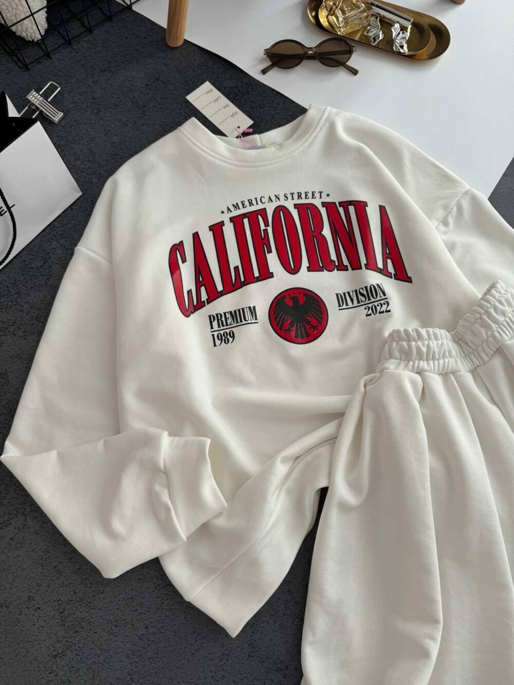 Комплект зі світшота та спідниці, колір білий