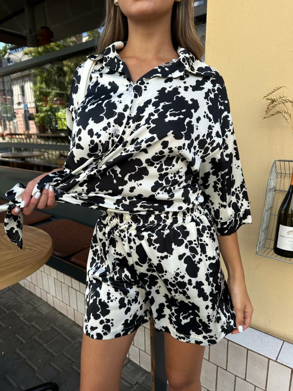 Костюм двійка складається з сорочки та шорт, колір чорний