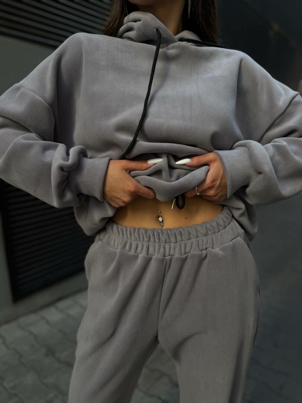 Костюм складається з худі та джогерів, колір графіт