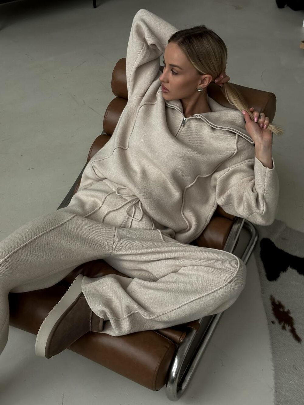 Костюм складається з світшота та штанів, колір бежевий.