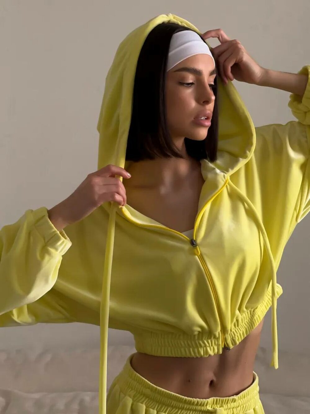 Велюровий костюм двійка складається з худі та штанів, колір жовтий