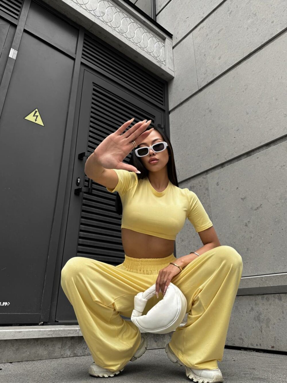 Костюм состоит из укороченного топа и брюк, цвет желтый