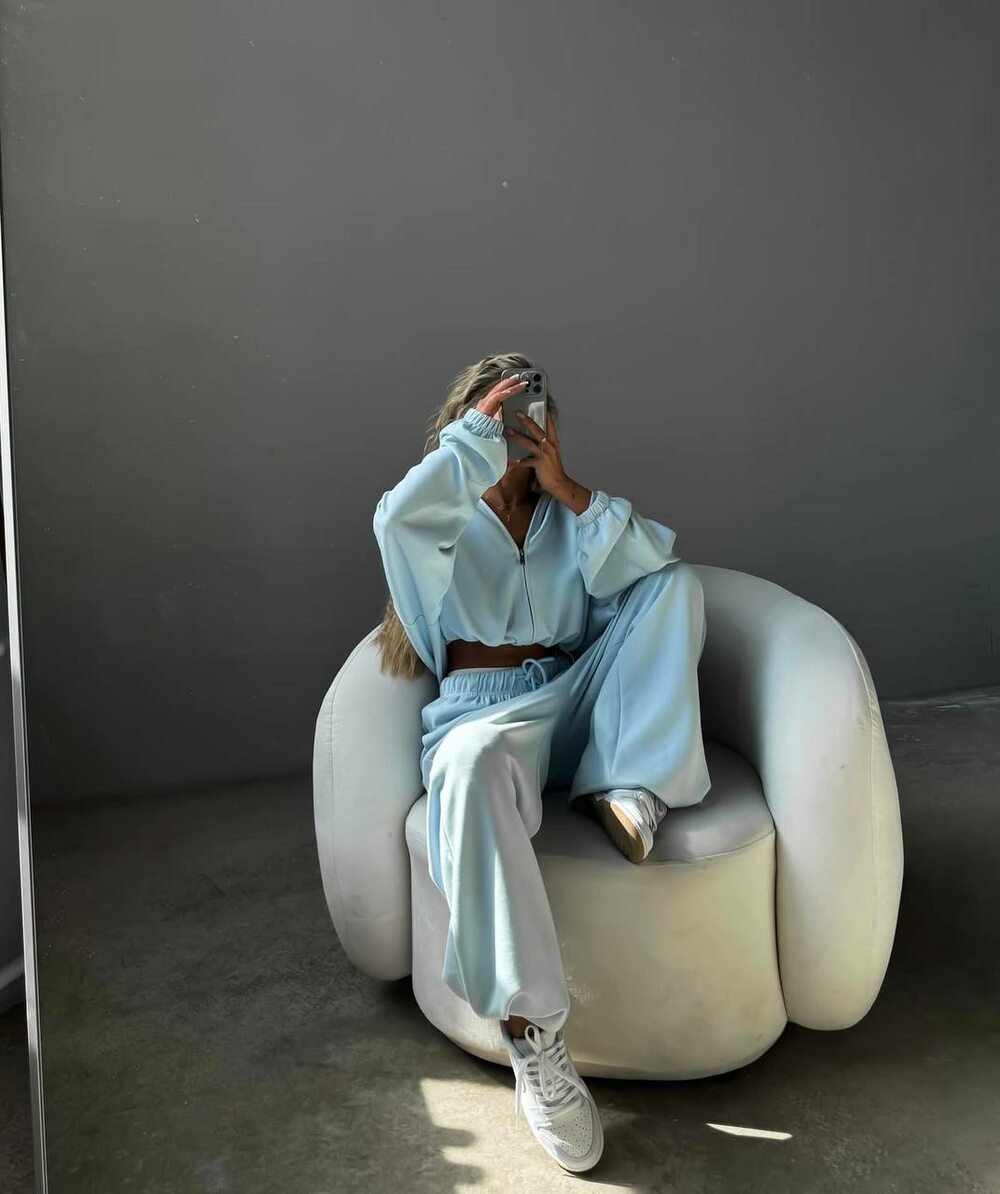 Костюм двійка складається з худої та штанів, колір блакитний