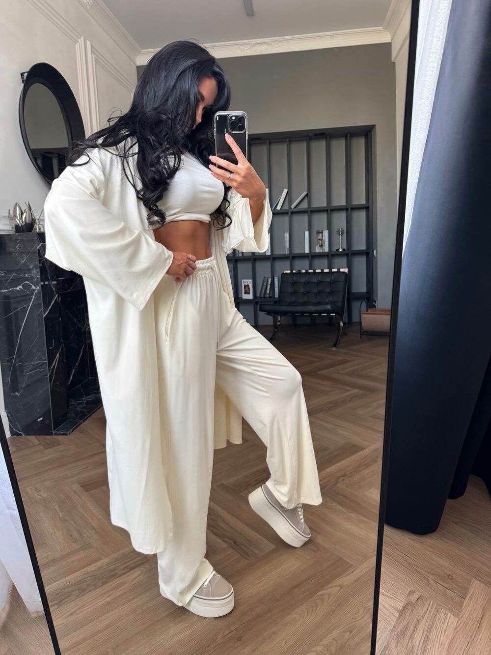 Костюм трійка складається з кардигану, брюе та топу, колір айворі.