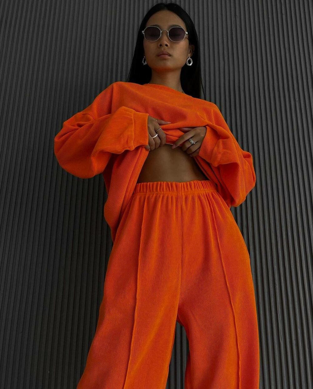 Женский ярко оранжевый костюм из вельвета