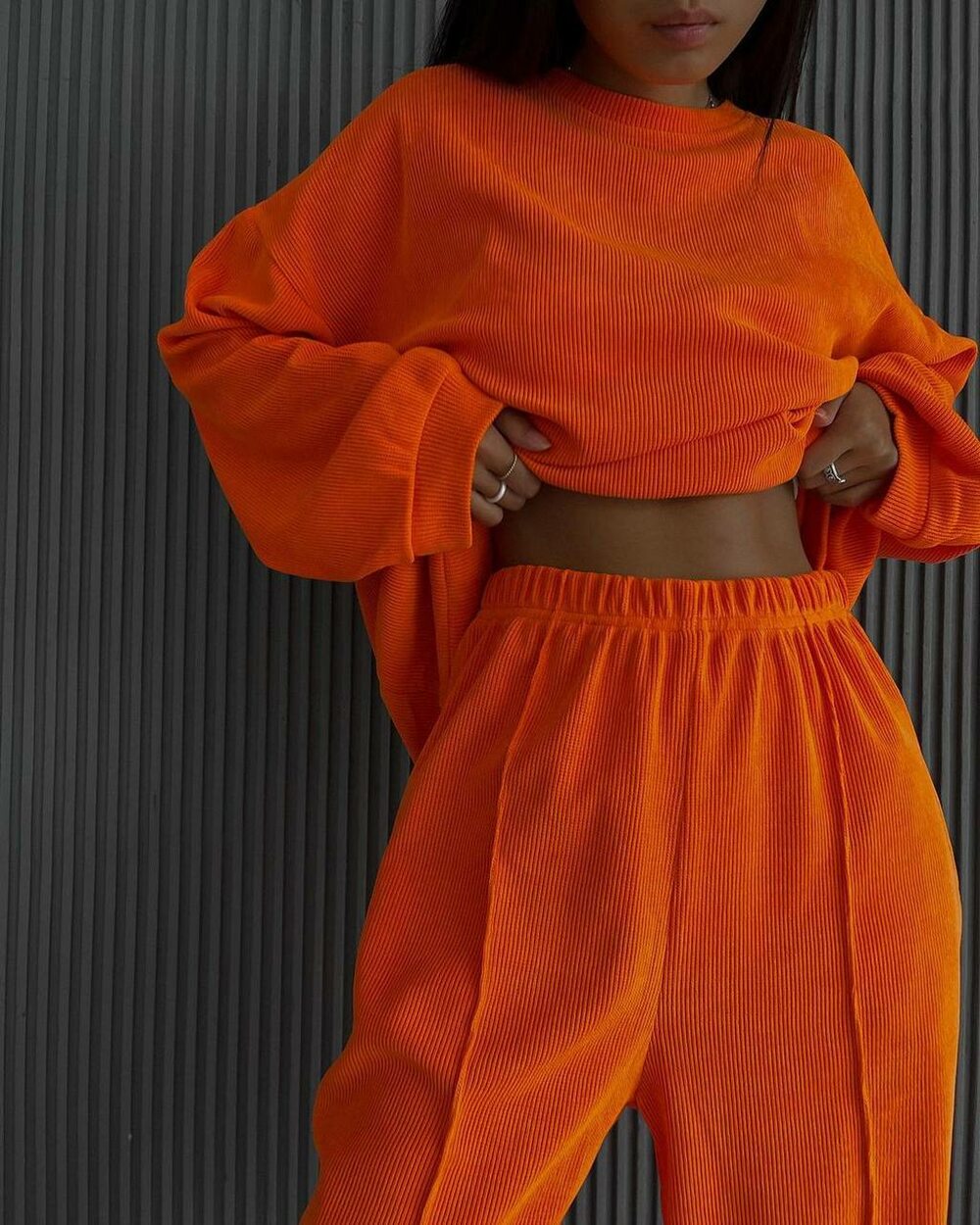 Женский ярко оранжевый костюм из вельвета