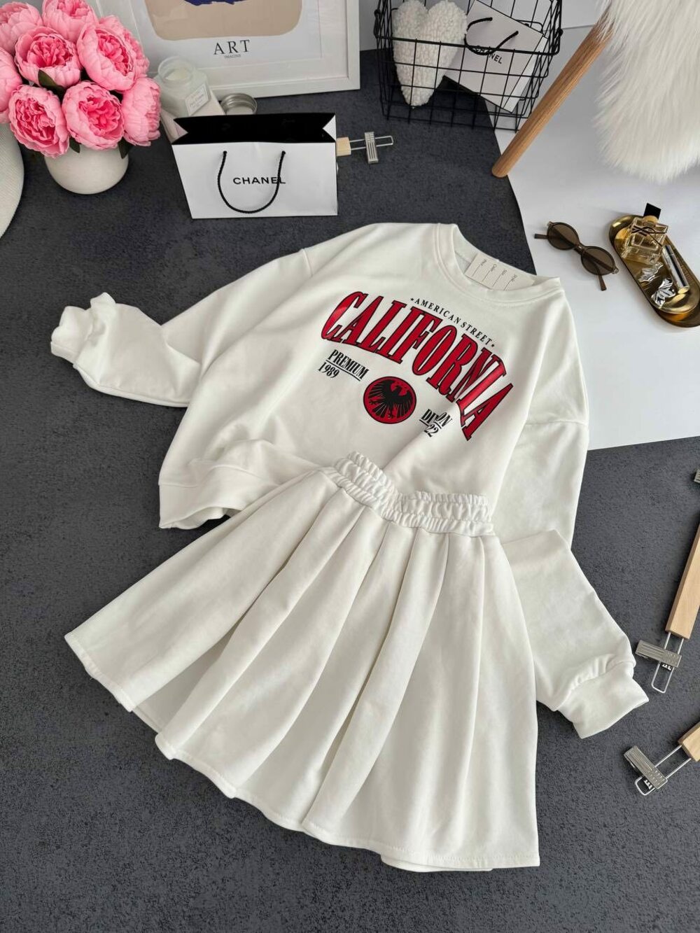 Комплект зі світшота та спідниці, колір білий