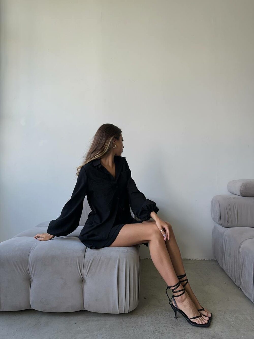 Костюм двійка складається з сорочки та шорт, колір чорний