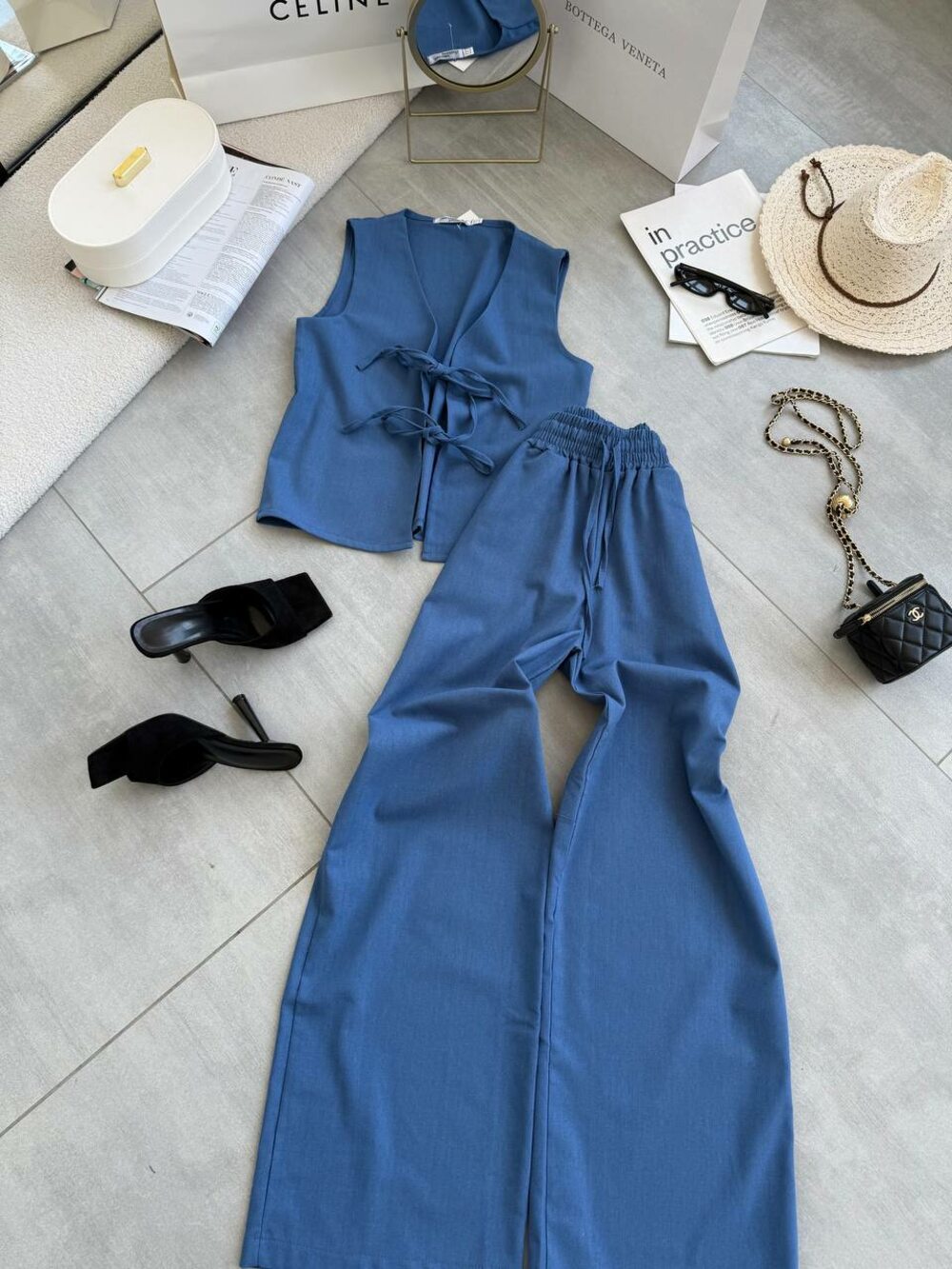 Костюм складається з жилета та штанів, колір джинс.