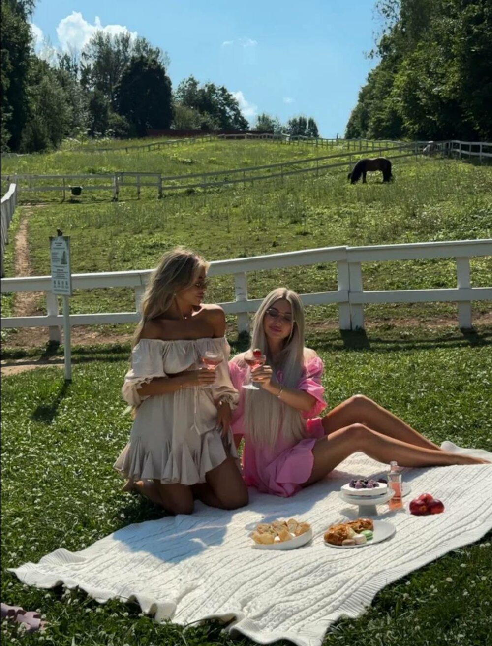 Костюм складається з топу та спідниці, колір барбі.