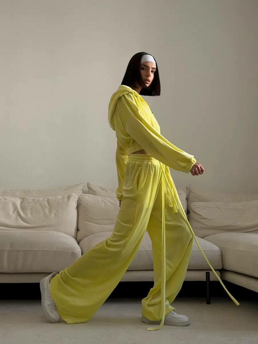 Велюровий костюм двійка складається з худі та штанів, колір жовтий