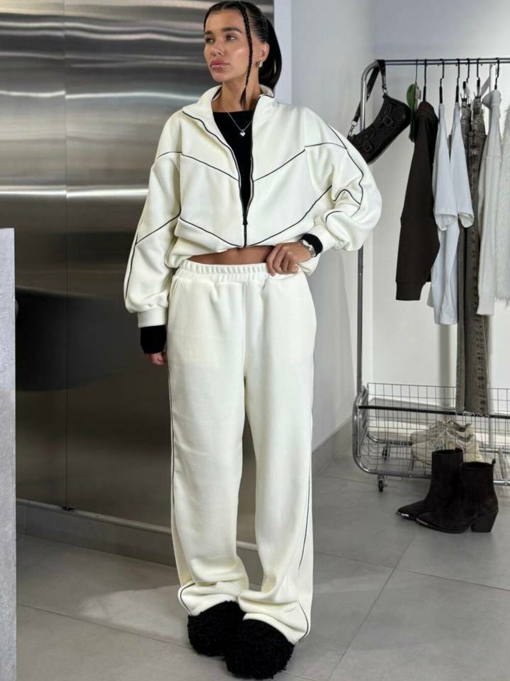 Костюм на флісі складається з кофти та штанів вільного крою, колір молочний