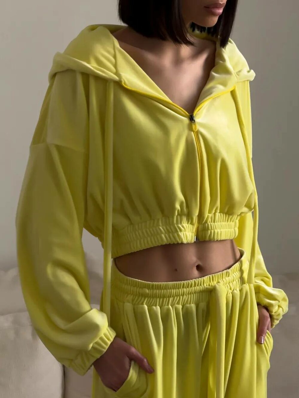 Велюровий костюм двійка складається з худі та штанів, колір жовтий