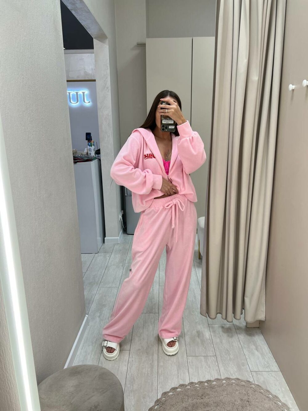 Велюровий клстюм з вишивкою, колір рожевий